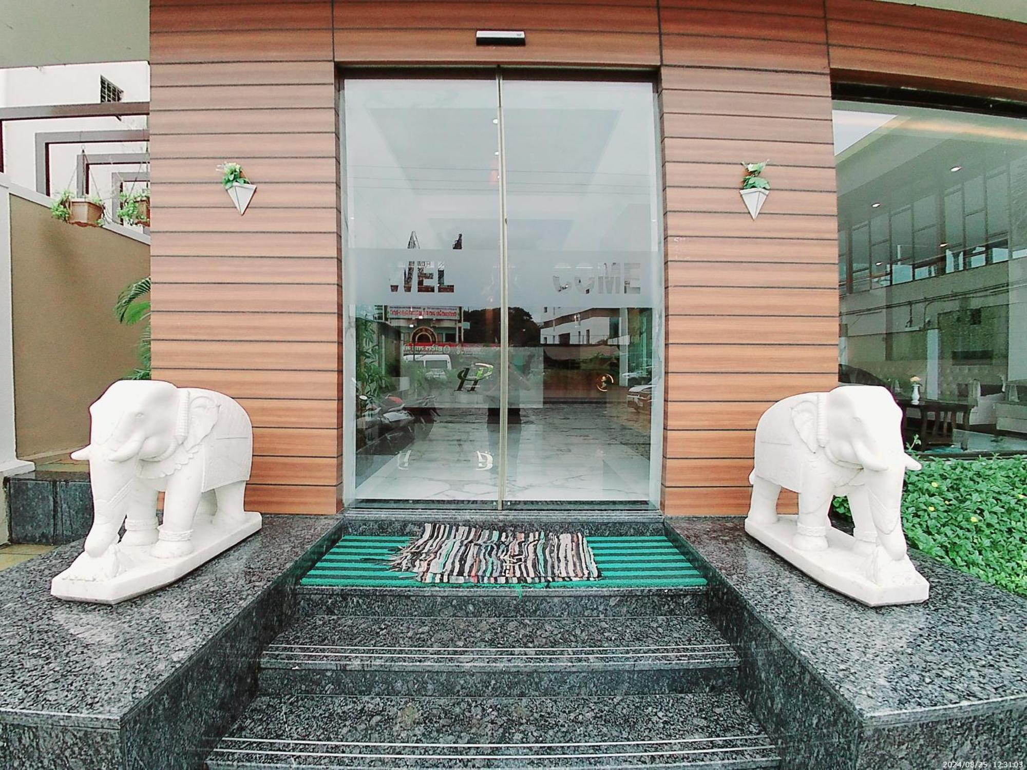 Hotel Sai Pratik, Newly Built Up, Complimentary Shuttle To The Temple Shirdi Exterior foto